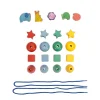 Perles en bois à enfiler Les toupitis, formes et couleurs variées, animaux et étoiles.