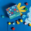 Jeu de perles en bois Les toupitis, animaux colorés et étoiles à enfiler, boîte bleue.