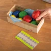 Panier en carton beige avec pommes rouges, vertes, jaunes, bleues en bois, jeu Premier verger HABA