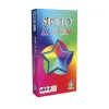 Boîte colorée du jeu de société Skyjo Action avec étoile multicolore en relief.