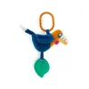 Jouet à suspendre Calao Mawa bleu et orange avec feuille verte en plastique.
