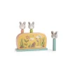 Jouet pop up en bois coloré avec têtes de lapins et illustrations florales Moulin Roty.