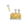 Jouet Pop up en bois Trois petits lapins, base jaune et pastel, décor floral Moulin Roty.