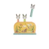 Jouet pop up en bois Trois petits lapins, décor floral coloré jaune et vert, personnages lapins mobiles