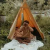 Enfant assis dans tente orange, regardant avec jumelles antichoc Kidybinocular.