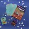 Kit créatif L'espace avec pièces cartonnées, roues, bâtons en bois, planche autocollants et livret.