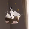 Navire pirate suspendu en papier marron et blanc avec étoiles dorées, nuages roses, Kit créatif Peter Pan.