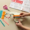 Kit créatif lama en laine blanche avec bandes colorées et accessoires en feutrine