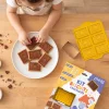 Enfant préparant biscuits chocolatés rectangulaires avec moule jaune Chefclub Kids.