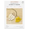 Deux pendentifs macramé en forme de plume, un beige et un jaune, sur fond bois clair