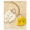 Kit macramé pendentifs Plume et nœuds avec fils crème et jaune sur bois clair