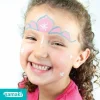 Visage d'une fillette souriante maquillée avec motif princesse rose et bleu, étoiles blanches