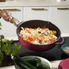 Poêle Cookut 28 cm bordeaux avec poignée bois, légumes et crevettes sautés