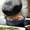Poêle bleue Cookut 28 cm avec couvercle noir, rôti et légumes vapeur.