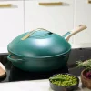 Poêle Cookut La Fabuleuse 28 cm vert pétrole avec manche bois clair et couvercle doré.