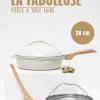 Poêle blanche 28 cm Cookut avec poignée bois, couvercle et accessoires en métal et bois.