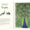 Double page du livre "L'anthologie illustrée des animaux fascinants" montrant un paon bleu avec sa queue déployée colorée.