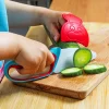 Enfant coupe concombre avec couteau Chefclub Kids bleu et rouge sécurisé.