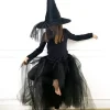 Enfant en costume noir sorcière destroy avec chapeau pointu et jupe voilée transparente