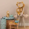 Lion géant beige et ocre Sous mon baobab Moulin Roty assis sur tabouret blanc