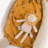 Lion géant en tissu beige et ocre avec peluche lion attachée, collection Sous mon baobab