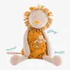 Lion géant en tissu beige et orange avec crinière en rouleaux, poche avant et petit lion.
