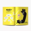Pages ouvertes du livre à compléter "Nous deux !" avec fond jaune, illustrations noires et bulles de dialogue.