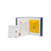 Livre de naissance Puce et Pilou ouvert avec enveloppe jaune et fiche de suivi illustrée
