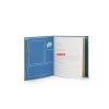 Livre de naissance Puce et Pilou ouvert, pages bleues et blanches avec espaces pour écrire et coller photos