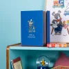 Livre de naissance Puce et Pilou bleu avec dessin d'un chien et texte blanc Moulin Roty.