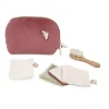 Trousse de toilette bordeaux Kaloo avec brosse en bois et lingettes douces multicolores.