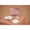 Trousse de toilette bordeaux Kaloo en tissu doux avec brosse et lingettes assorties.