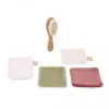 Brosse en bois et quatre lingettes mouchoirs douces en blanc, vert, bordeaux Kaloo