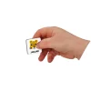 Main d'enfant tenant un magnet carré blanc avec tête de jaguar jaune et mot "JAGUAR" pour Magnéti'book Alphabet Français Jano