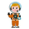 Astronaute en combinaison orange avec casque transparent tenant une fusée bleue et blanche, Magnéti'book Métiers Janod.