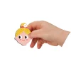 Main d'enfant tenant un aimant visage de femme blonde coiffée d'un chignon, Magnéti'book Métiers Janod.