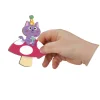 Main d'enfant tenant un magnet en forme de champignon rouge à pois blancs avec chat violet et chapeau de fête, Magnéti'storie