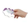 Main tenant une pièce magnétique licorne blanche et violette couchée sur un nuage, Magnéti'stories Les Licornes Janod.