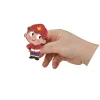 Main d'enfant tenant une figurine magnétique pompier rouge et bleu Janod.
