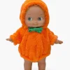 Poupée Maïa Minikane en tenue orange citrouille en peluche avec nœud vert.