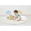 Bébé assis joue avec Maxi cube Multi-activités en bois blanc et motifs colorés.
