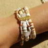 Bracelet multi-rangs perles heishi blanches, dorées et breloques Abu Dhabi