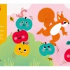Illustration colorée avec écureuil orange et pommes souriantes bleues, rouges, jaunes, sur fond rose et vert, texte comptine 