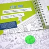 Livre jeu Micro Macro Kids Le Parc Zinzin ouvert, zoom sur énigme "Tête nue" avec personnage et carte verte.