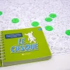 Livre de jeu vert "Le Casque" avec plan en noir et blanc et jetons verts Micro Macro Kids