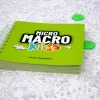 Livret vert Micro Macro Kids avec pièces translucides vertes sur plan noir et blanc détaillé.