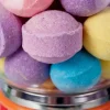 Mini billes de bain effervescentes Berry Bloom colorées rose, violet, jaune et bleu
