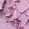Poudre rose éclatée texture friable des mini billes de bain effervescentes Berry Bloom