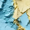 Poudre effervescente bleue et jaune éclatée, texture granuleuse fine, Flower Power Nailmatic.