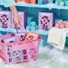 Panier rose avec boîtes de mini billes de bain effervescentes Nailmatic, bulles et serviette blanche.